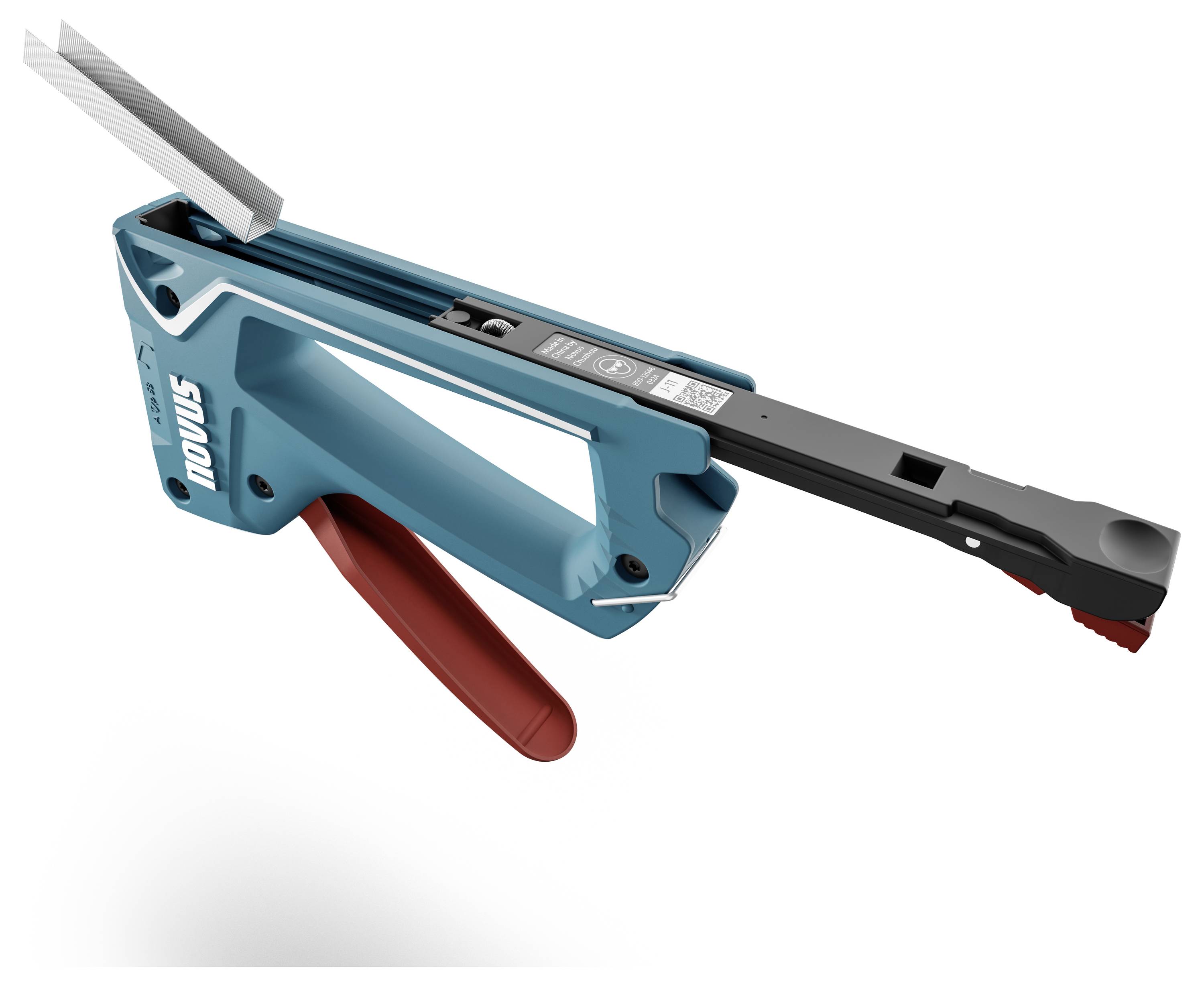 Niebieski zszywacz ręczny z czerwonym uchwytem, marki "Novus", leży na białym tle. Narzędzie o długiej, smukłej formie przeznaczone do prac związanych ze zszywaniem.