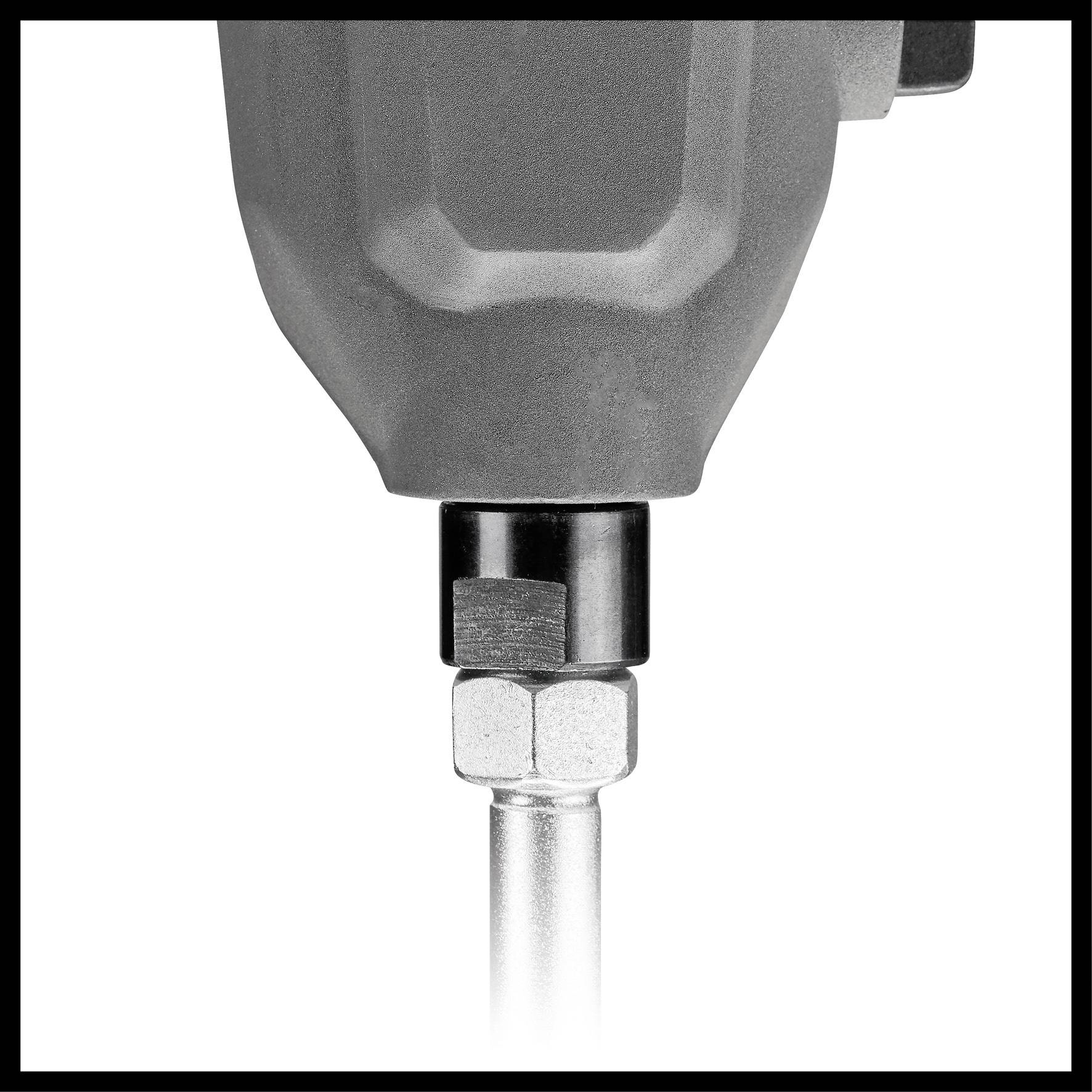 Elektryczny wkrętak w zbliżeniu, przygotowywany do użycia. Srebrny wiertnik wystaje ponad powierzchnię.