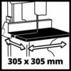 Rysunek piły taśmowej ze strzałkami pokazującymi ruch stołu, pod którym umieszczono wymiary '305 x 305 mm'.