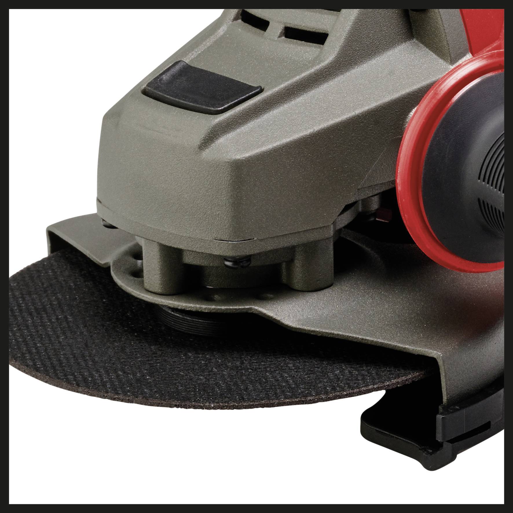 Szlifierka kątowa. Zbliżenie narzędzia szlifierskiego z osłoną ochronną i tarczą szlifierską. Odpowiednia do obróbki metalu.