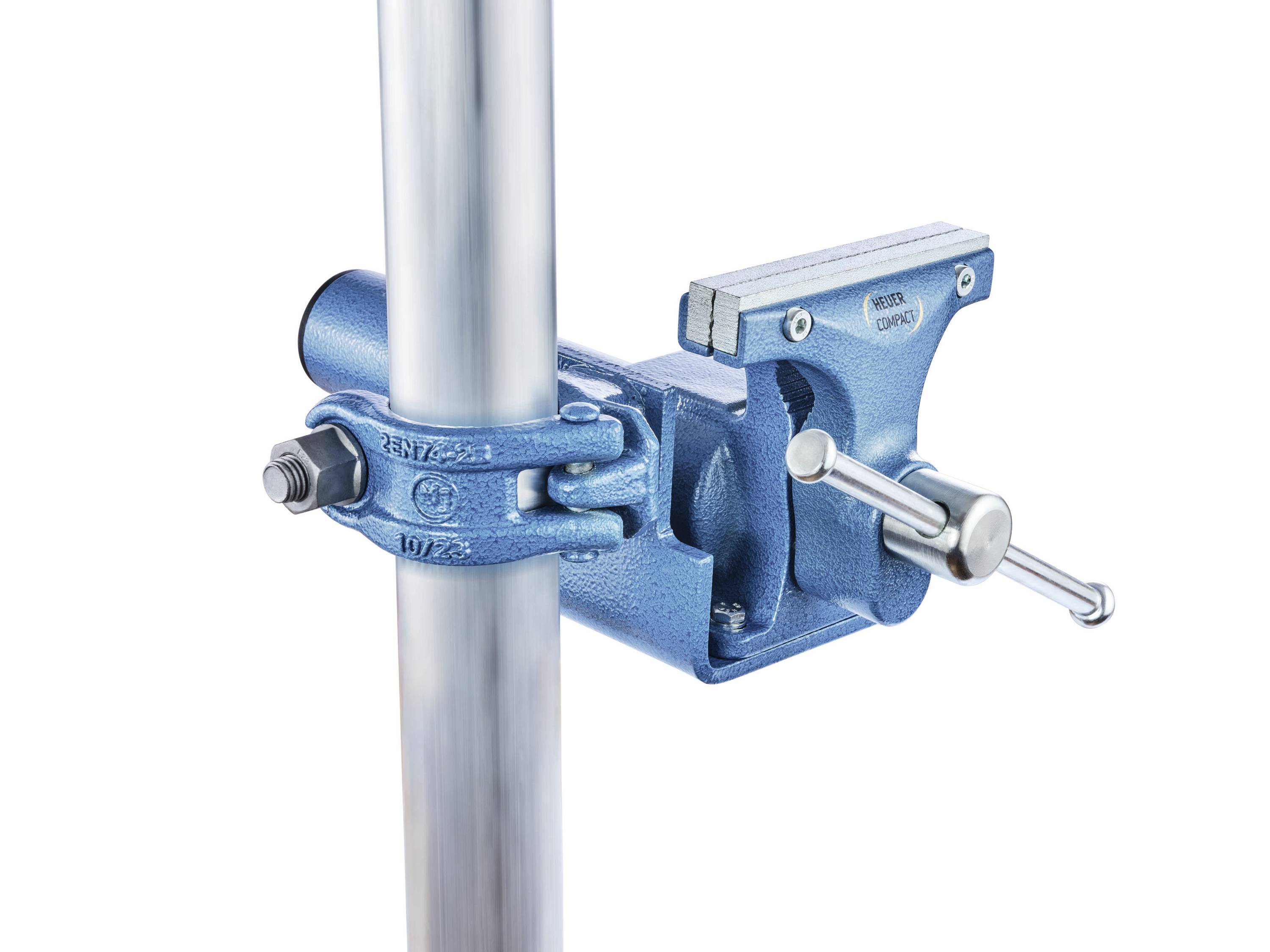 Niebieski imadło jest zamontowany i zaciśnięty na pionowej rurze metalowej, gotowy do przytrzymywania materiałów podczas pracy.
