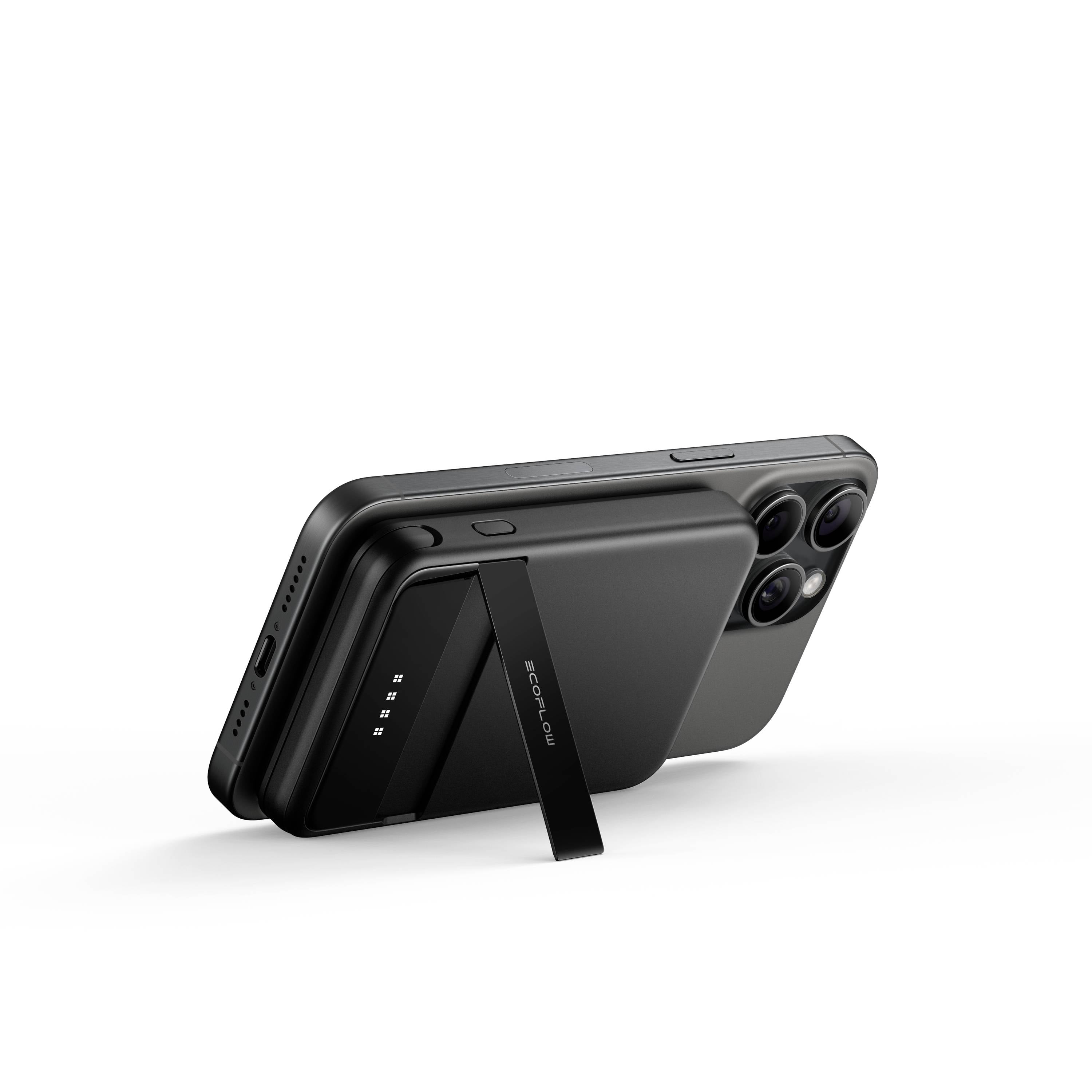 Smartfon w stacji dokującej, która służy jako podstawka. Urządzenie jest lekko pochylone, prezentując obiektywy aparatu znajdujące się z tyłu.