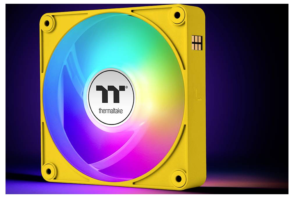 Żółty wentylator komputerowy firmy Thermaltake z podświetleniem RGB, które świeci w różnych kolorach. Jest on kwadratowy i posiada nowoczesny design.
