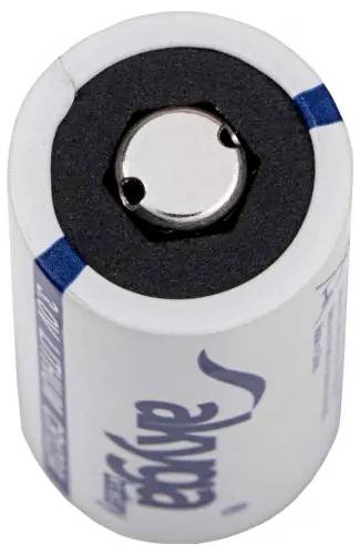 Pojedyncza, cylindryczna, biała bateria z niebieskimi akcentami. Na górze widoczne są metalowe styki.