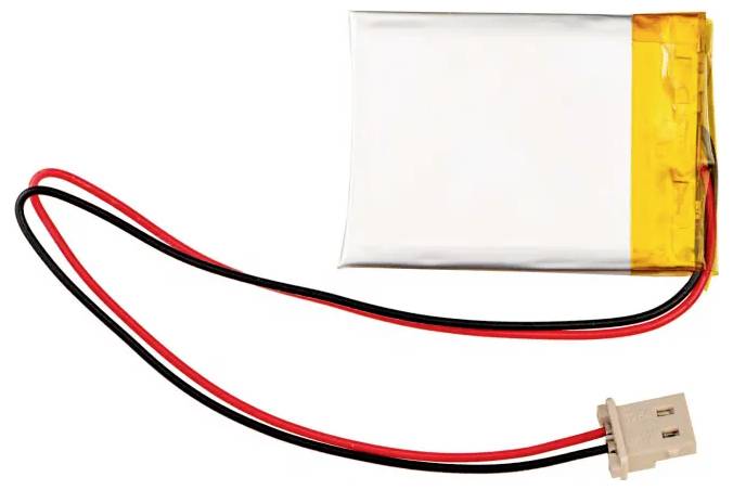 Płaski, prostokątny akumulator z czerwonym i czarnym przewodem, podłączony do małej białej wtyczki.