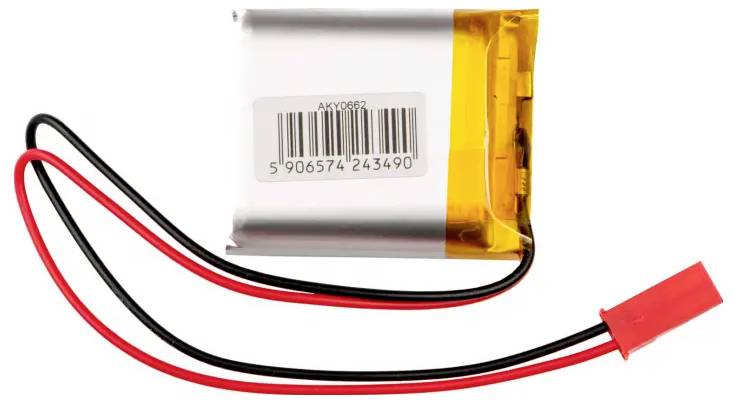 Mały prostokątny akumulator litowo-polimerowy z czerwonym i czarnym przewodem, kodem kreskowym i żółto-przezroczystą obudową ochronną.
