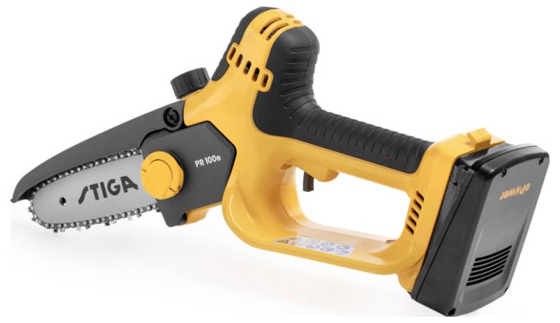 Żółta piła łańcuchowa akumulatorowa z czarną rękojeścią i srebrnym ostrzem, z widoczną marką i modelem na ostrzu.