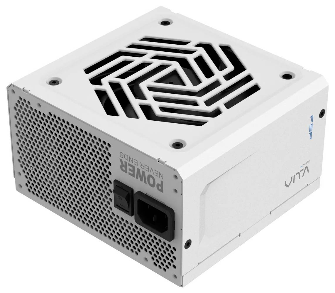 Białe zasilanie komputerowe z kratką wentylacyjną i gniazdami podłączeniowymi. Napis: 'Power Never Ends'. Leży ułożone na boku na gładkiej powierzchni.