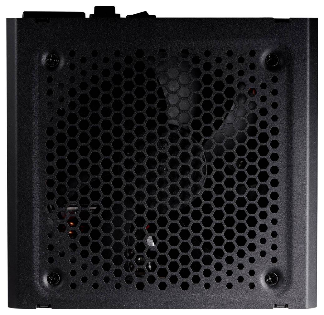 Czarny zasilacz komputerowy z sześciokątną kratką wentylacyjną. Cztery śruby w narożnikach mocują go w miejscu. Wentylator widoczny za kratką.