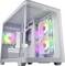 Białe obudowa komputera z przezroczystą boczną ścianką przedstawia kolorowe, świecące wentylatory we wnętrzu.