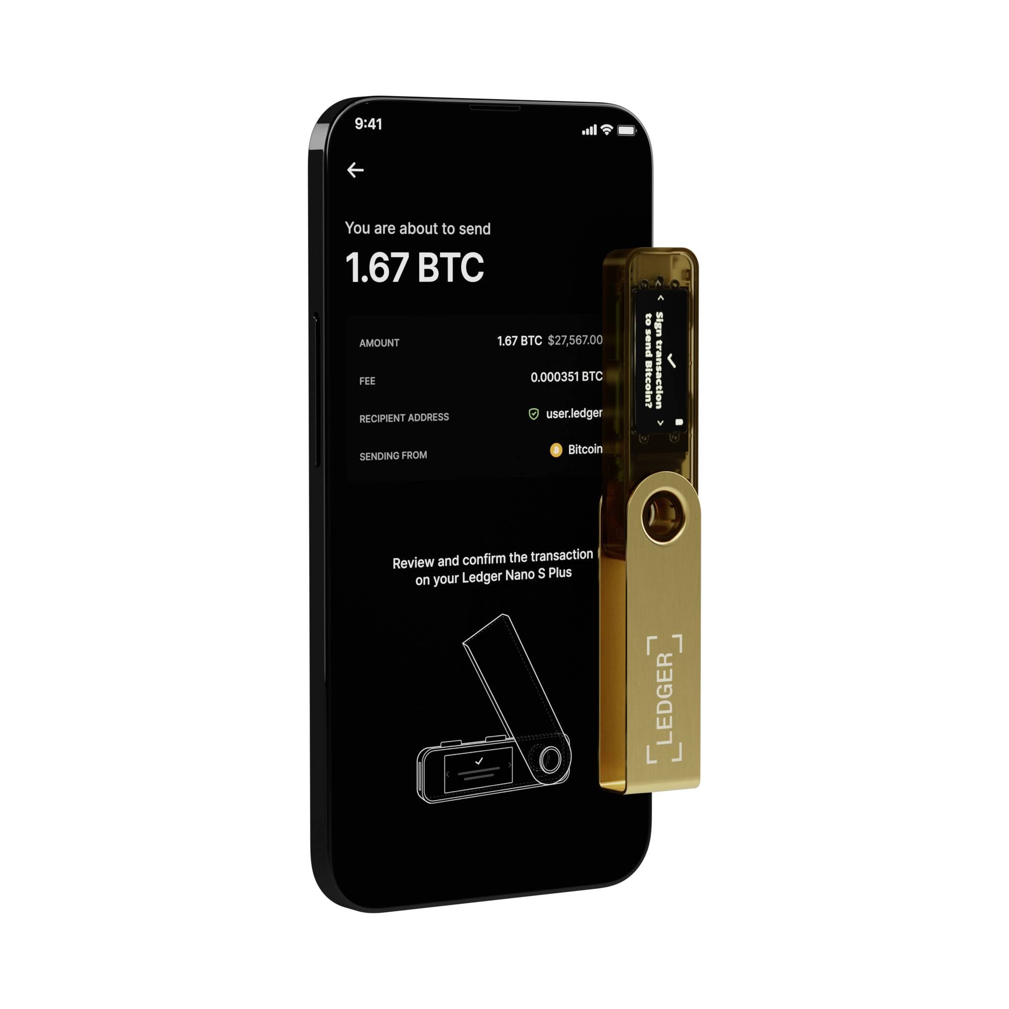 Smartfon wyświetla przegląd transakcji wynoszącej 1,67 BTC. Obok niego złoty sprzętowy portfel Ledger Nano S Plus.