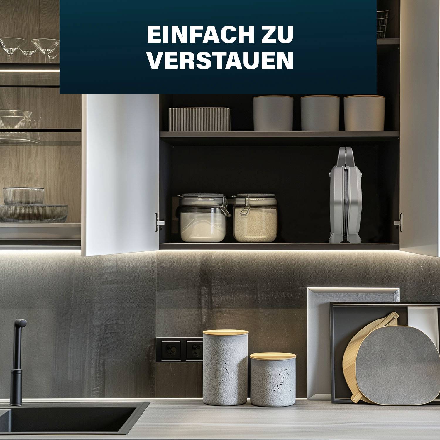 Szafka kuchenna otwarta, ukazuje czysto zorganizowane półki z przezroczystymi słoikami i pojemnikami. Tekst u góry: 'Łatwo przechowywać'.