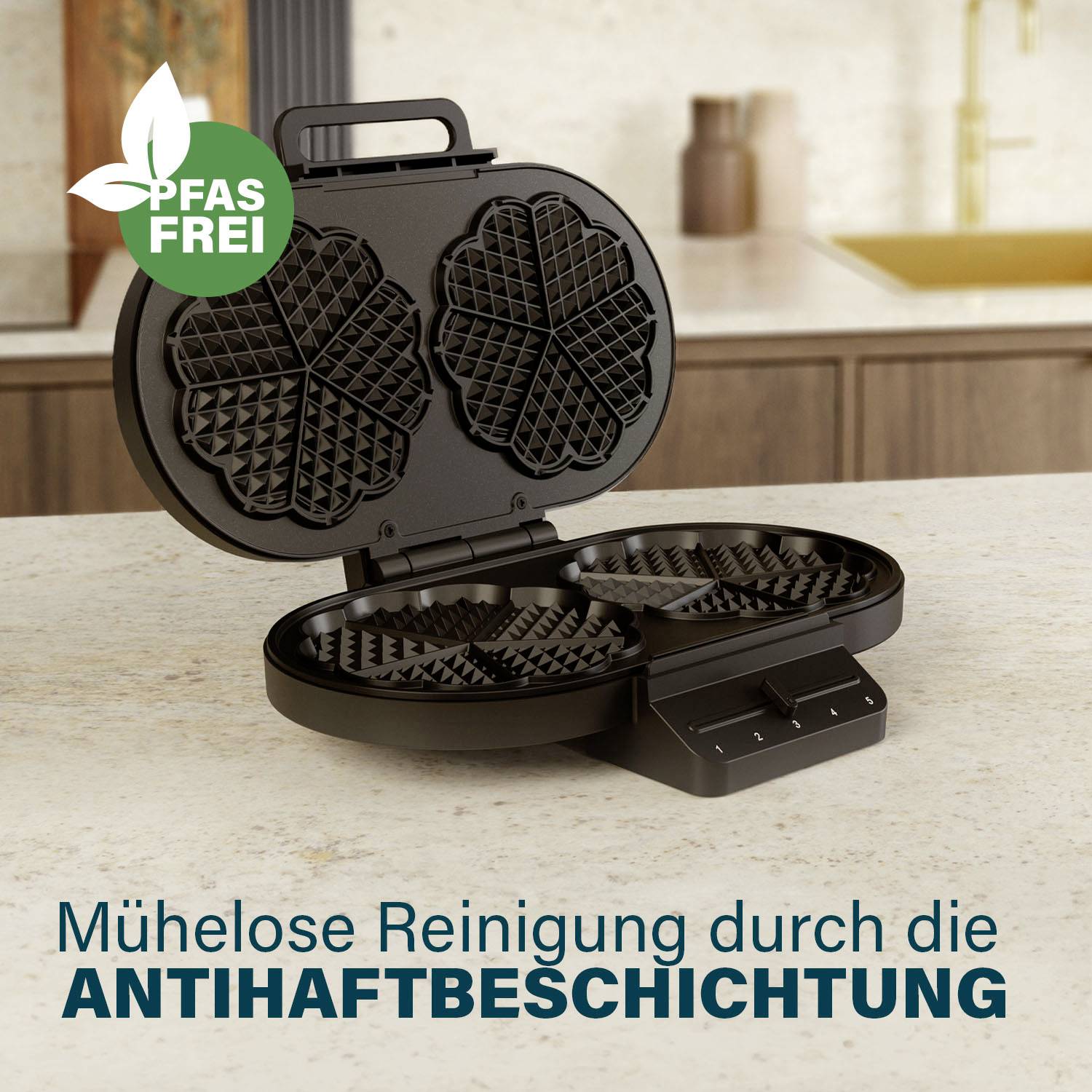 Żelazko do gofrów z otwartymi płytkami powleczonymi warstwą zapobiegającą przywieraniu, znajdujące się w otoczeniu kuchni. Tekst: 'Łatwe czyszczenie dzięki powłoce nieprzywierającej'.