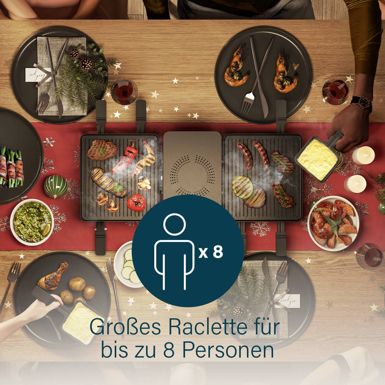 Stół widziany z góry z urządzeniami do raclette. Różne potrawy są wystawione, w tym mięso, warzywa i dodatki. Tekst: 'Duży raclette dla nawet 8 osób'.