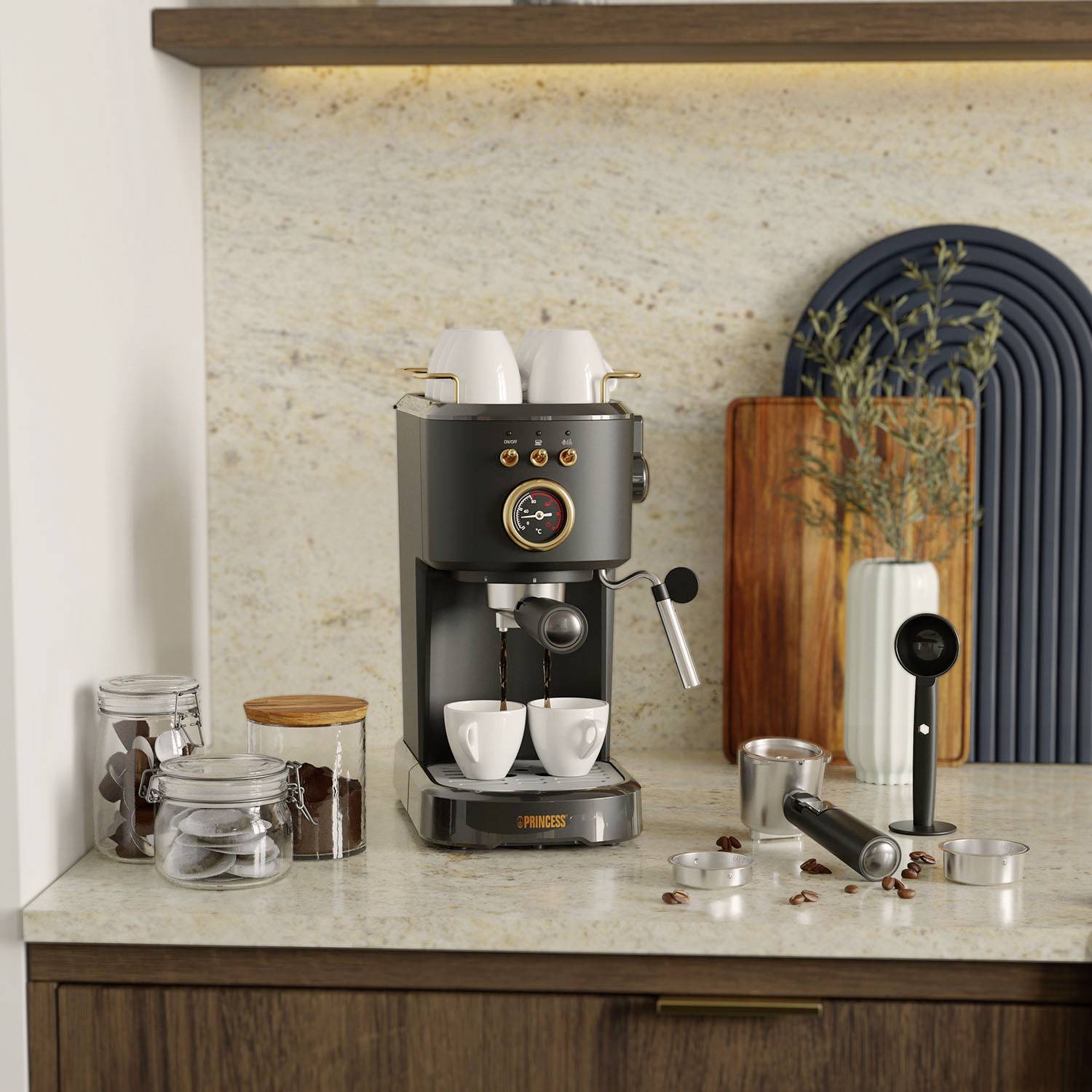 Ekspres do espresso na blacie kuchennym, otoczony ziarnami kawy, szklankami i filiżanką kawy.