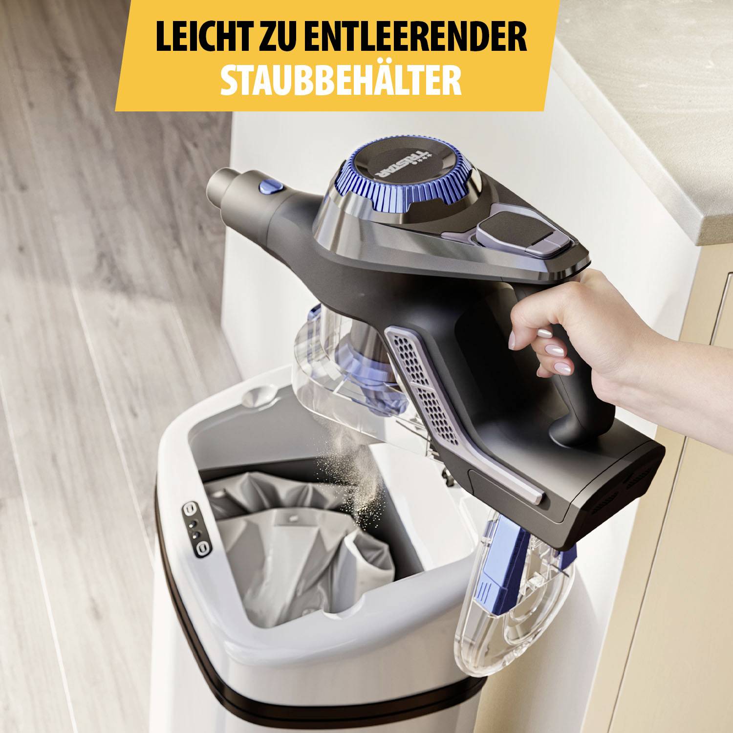 Osoba opróżnia pojemnik na kurz bezprzewodowego odkurzacza do kosza na śmieci. Na górze napis: 'Łatwo opróżniany pojemnik na kurz'.