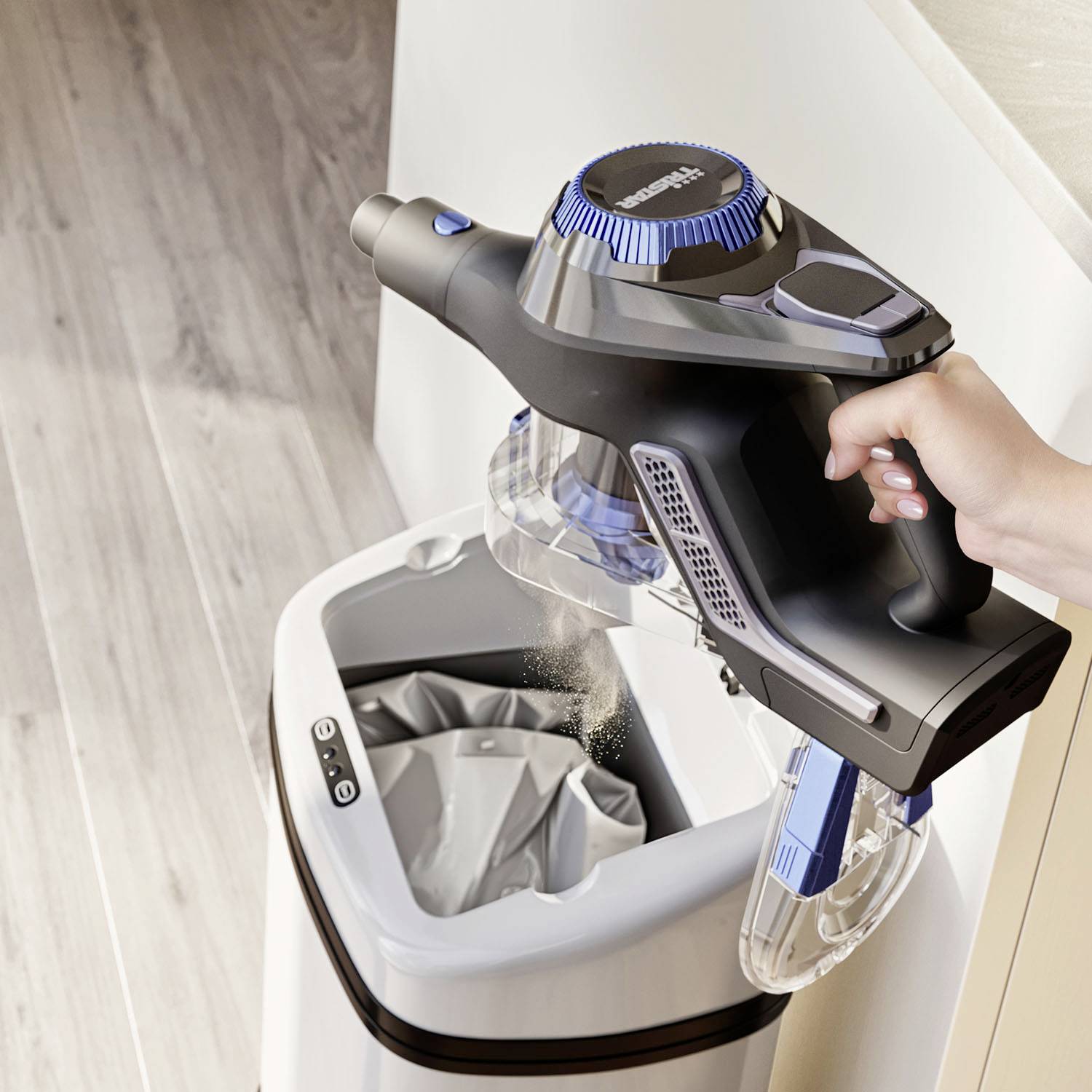 Dłoń opróżnia pojemnik na kurz bezprzewodowego odkurzacza do kosza na śmieci. Kurz czysto wpada do środka.
