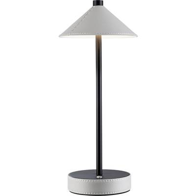 Lampa stojąca z okapem w kształcie stożka, wykonanym z szarej tkaniny, oraz czarną metalową podstawą umieszczoną na okrągłej, czarnej podstawce; minimalistyczny, nowoczesny design.