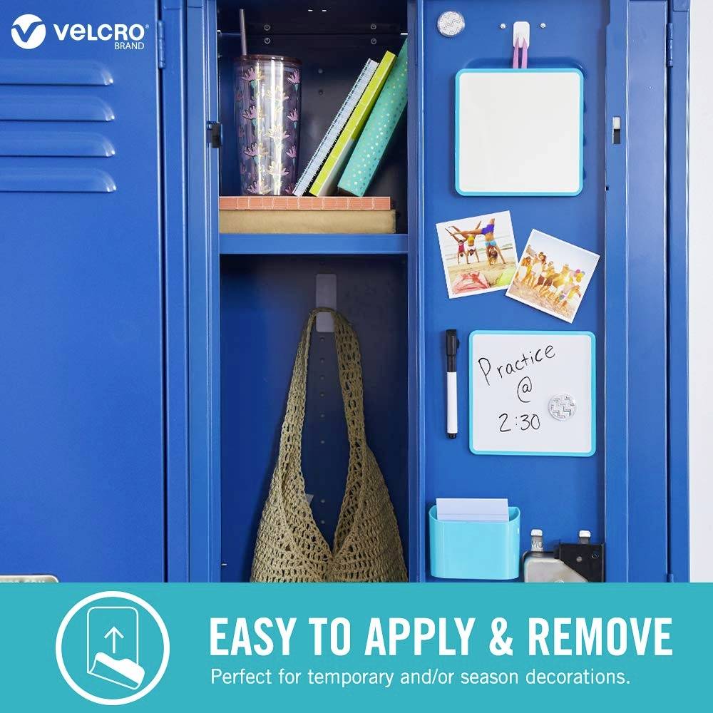 Otwarty niebieski szafka z książką, piórnikiem, ramką na zdjęcia i tablicą suchościeralną. Pod spodem tekst: 'Łatwo nakładać i zdejmować'.