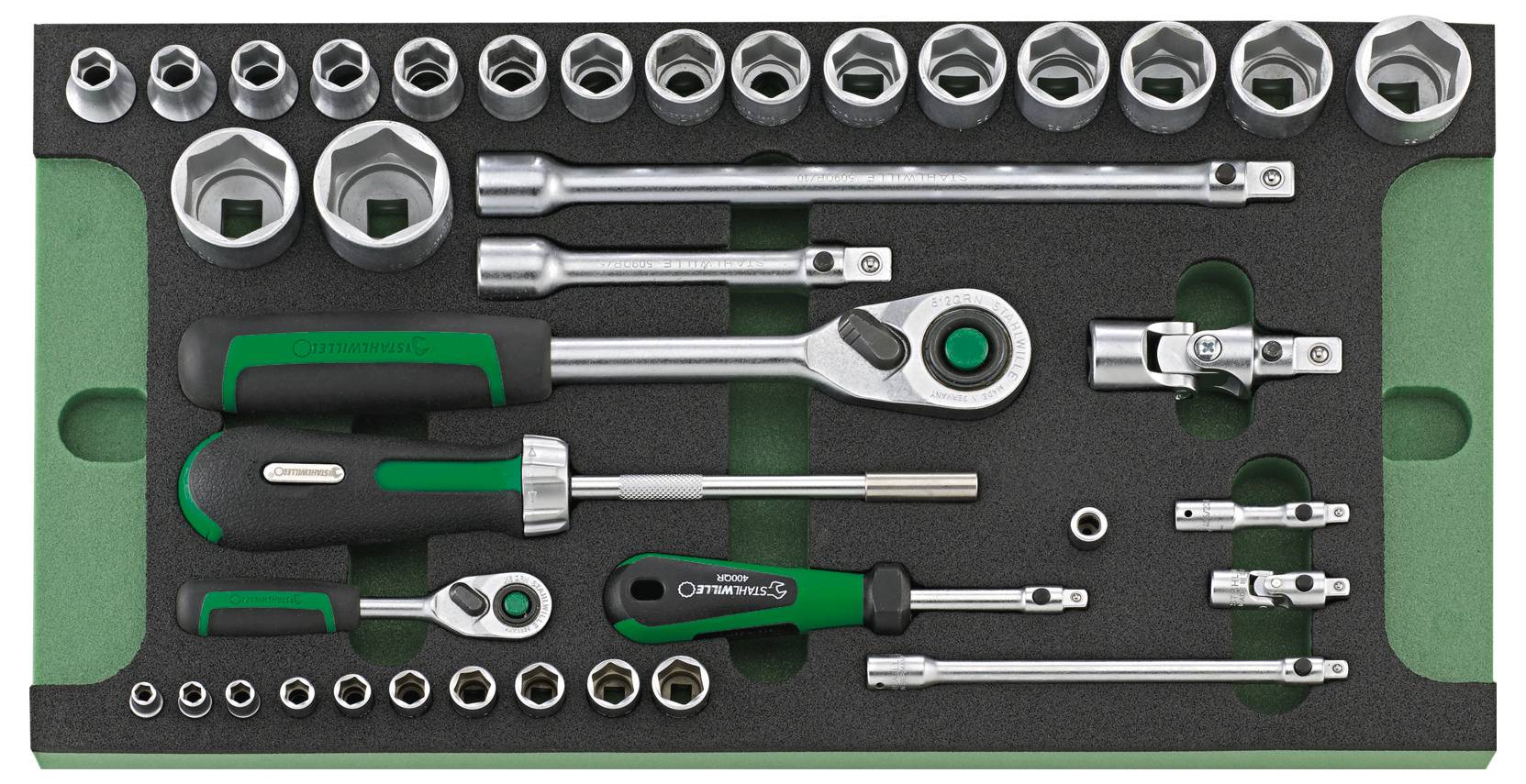 Zestaw kluczy nasadowych z różnymi nasadkami, kluczami z grzechotką i przedłużkami, wszystko ułożone w piankowych wkładkach.