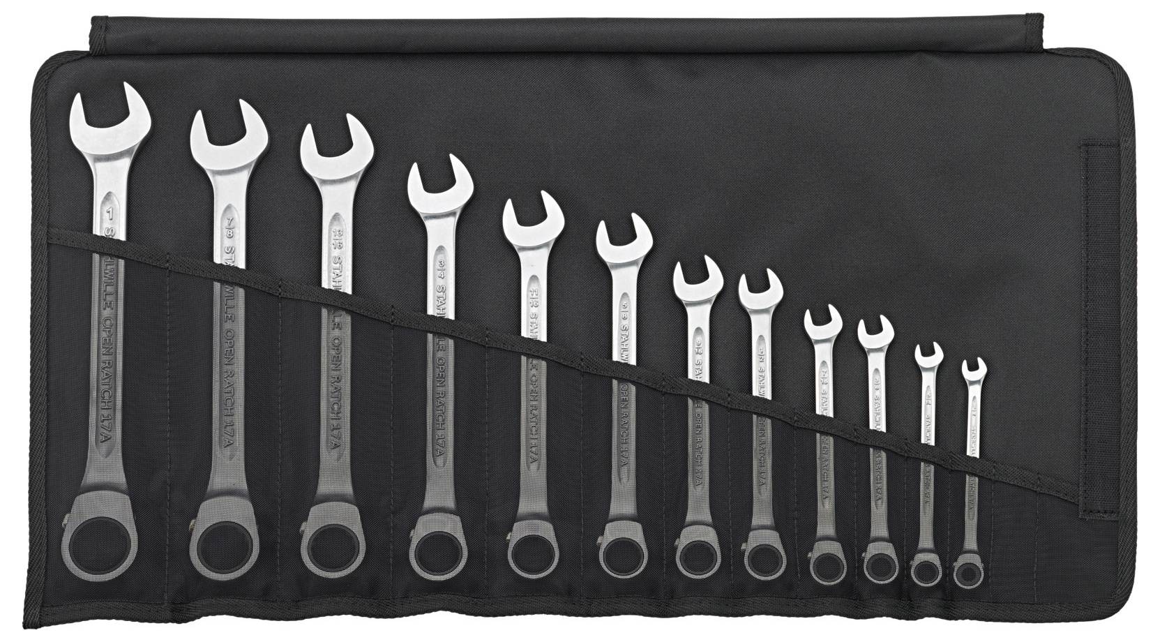 Zestaw kluczy nastawnych w różnych rozmiarach, ułożonych od największego do najmniejszego, w czarnej torbie narzędziowej.