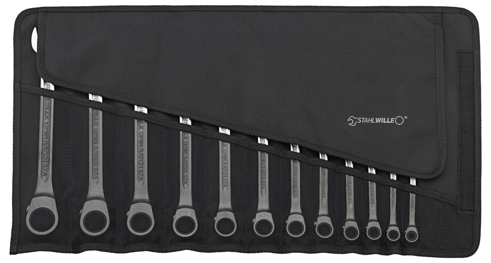 Zestaw kluczy płasko-oczkowych z mechanizmem zapadkowym w różnych rozmiarach, umieszczony w czarnej torbie narzędziowej, częściowo przykryty.