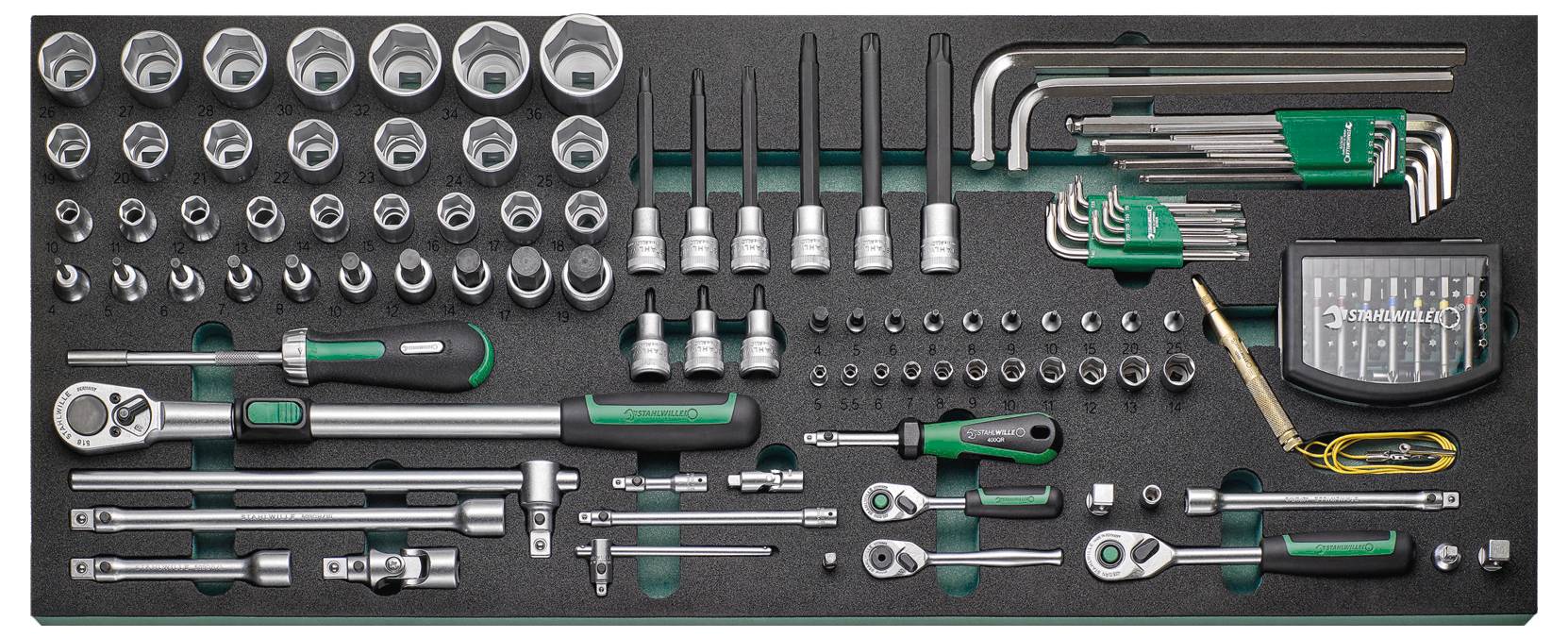 Zestaw narzędzi z nasadkami, grzechotkami, kluczami imbusowymi i bitami, przejrzyście ułożony w czarnej wkładce piankowej.