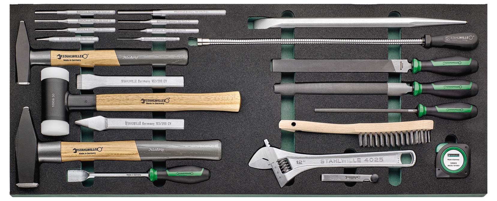 Zestaw narzędzi w wkładce piankowej, w skład którego wchodzą młotki, śrubokręty, pilniki, pędzle, szczotka, klucz nastawny i miara zwijana.