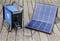 Przenośny generator solarny z podłączonym, składanym panelem słonecznym na drewnianym podłożu. Rozwiązanie do zasilania w plenerze.