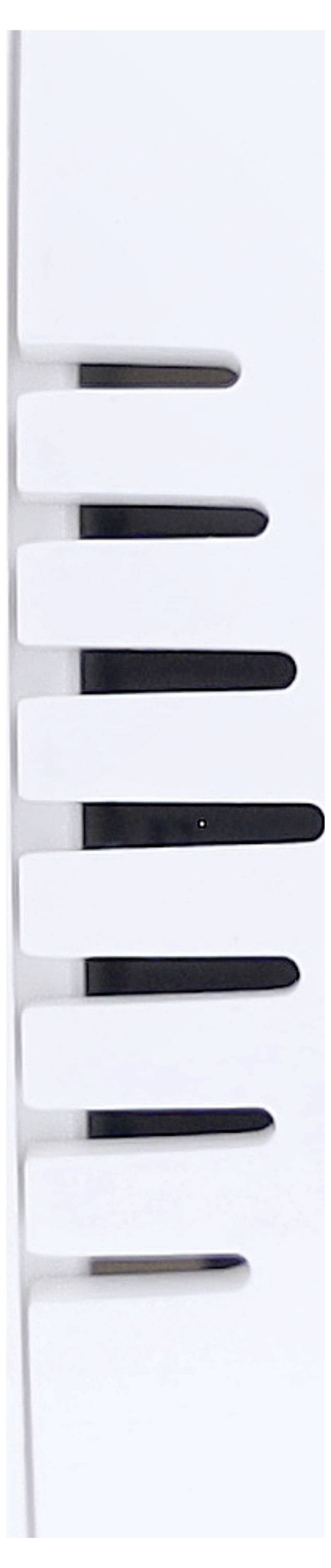 Złącze USB-C na białym urządzeniu, otoczone szczelinami wentylacyjnymi, sfotografowane z bliska.