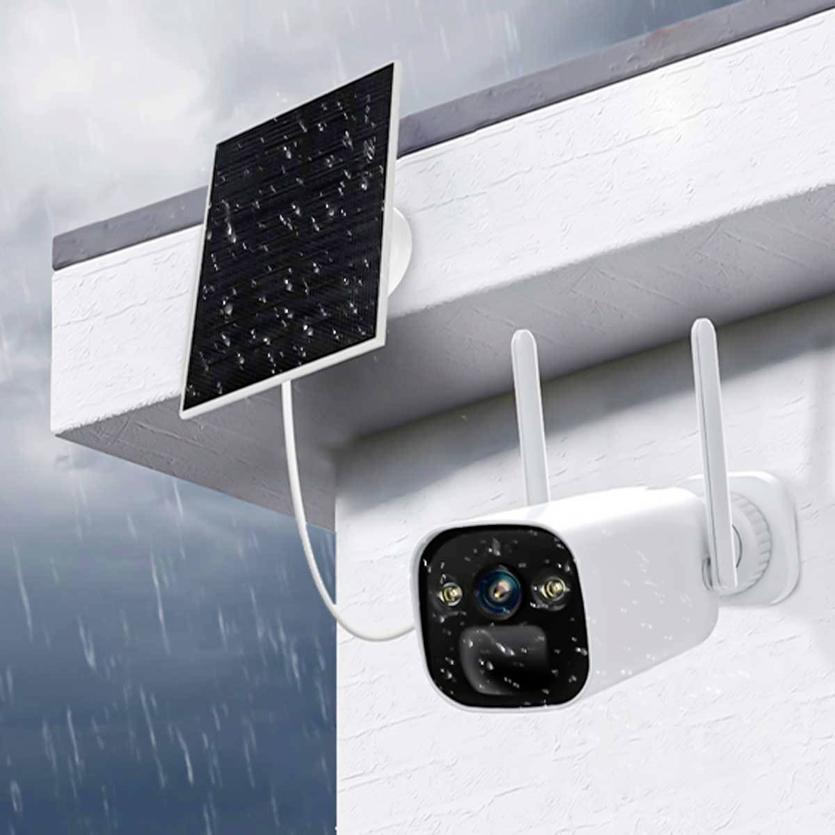 Kamera monitorująca z panelem słonecznym na dachu w deszczową pogodę.