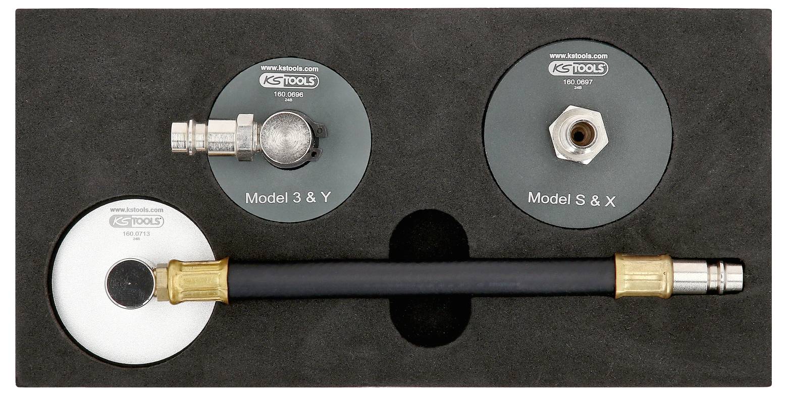 Zestaw narzędzi do wymiany opon; składa się z dwóch adapterów 'Model 3 i Y' oraz 'Model S i X' i elastycznego przewodu.