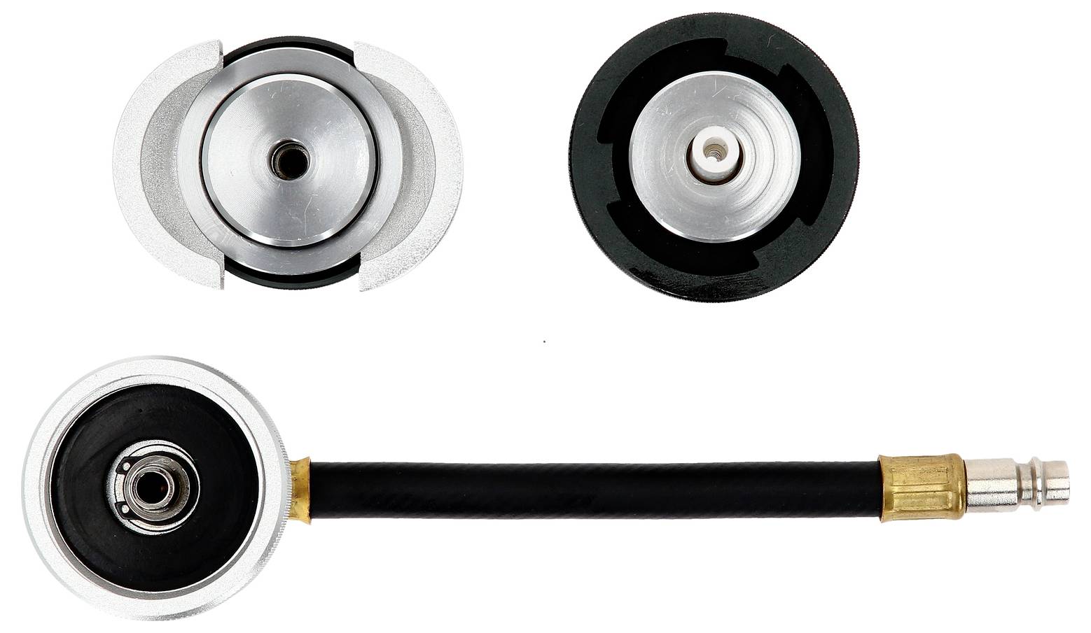 Trzy adaptery do zaworów oponowych, ułożone obok siebie. Na górze dwa okrągłe adaptery, na dole adapter z wężykiem i złączem.