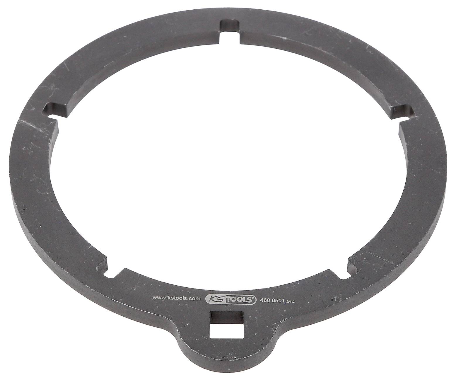 Okrągły metalowy pierścień z czterema równomiernie rozmieszczonymi wcięciami, stosowany jako narzędzie specjalistyczne. Napis 'KS TOOLS' na spodzie.