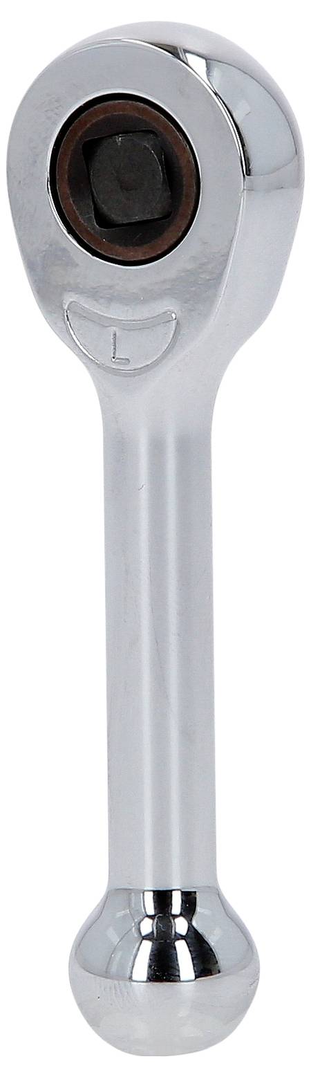 Chromowany klucz zapadkowy z kwadratowym chwytem i długą rękojeścią, używany do dokręcania lub odkręcania śrub.