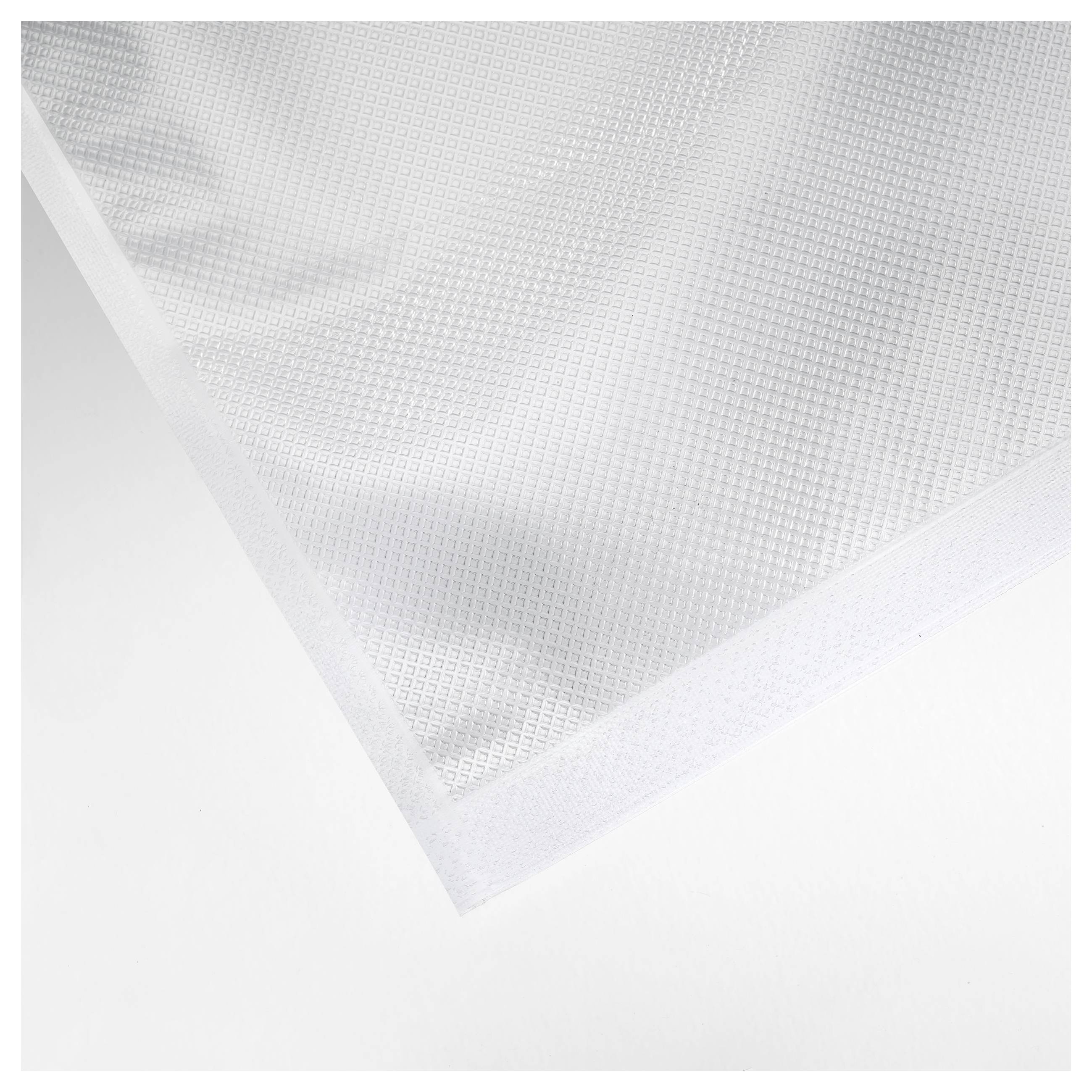 Zbliżenie białego, strukturalnego materiału o delikatnie tkanej powierzchni.