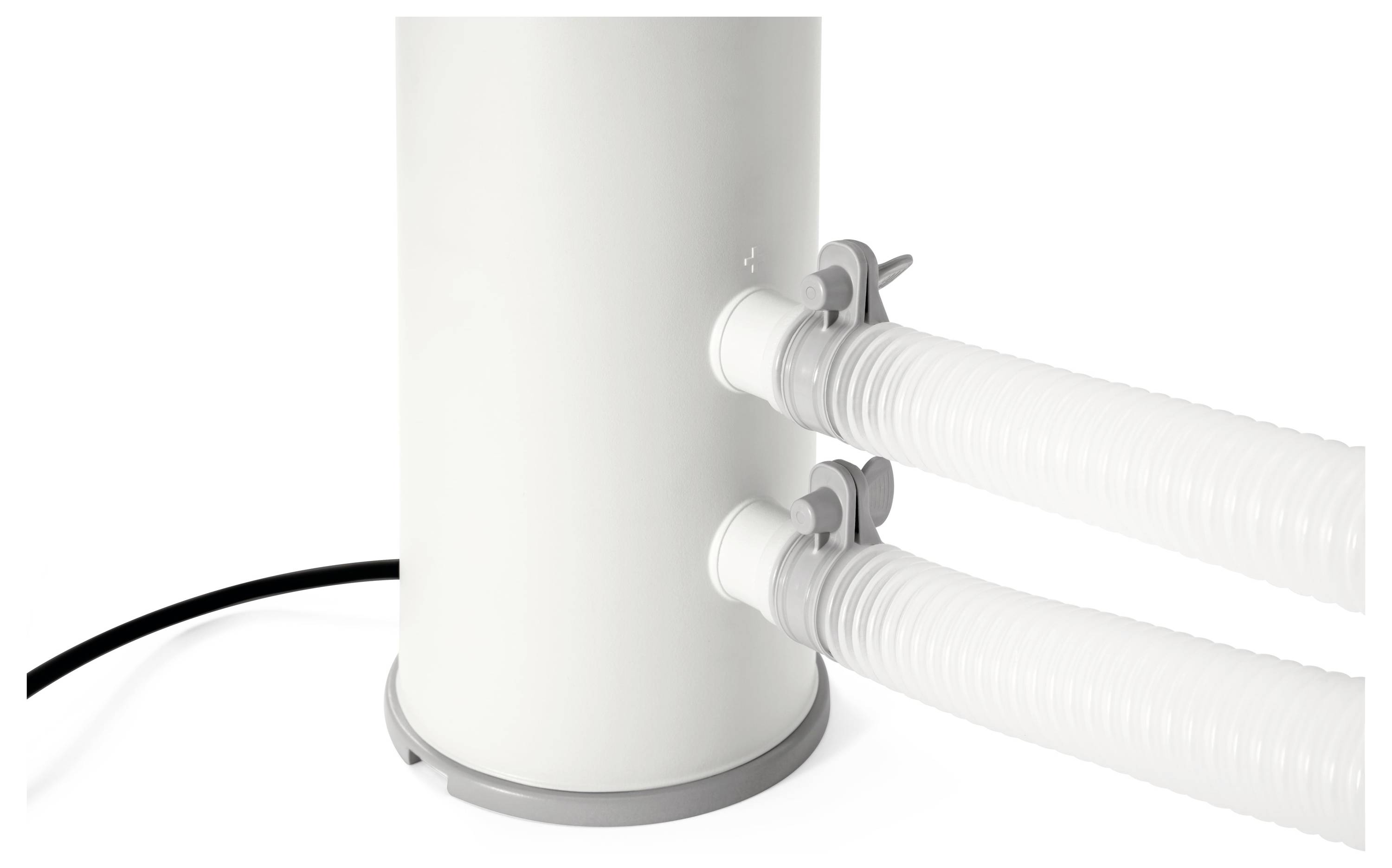 Biała cylindryczna urządzenie z dwoma podłączonymi elastycznymi wężami i przewodem, prawdopodobnie element systemu wentylacyjnego.