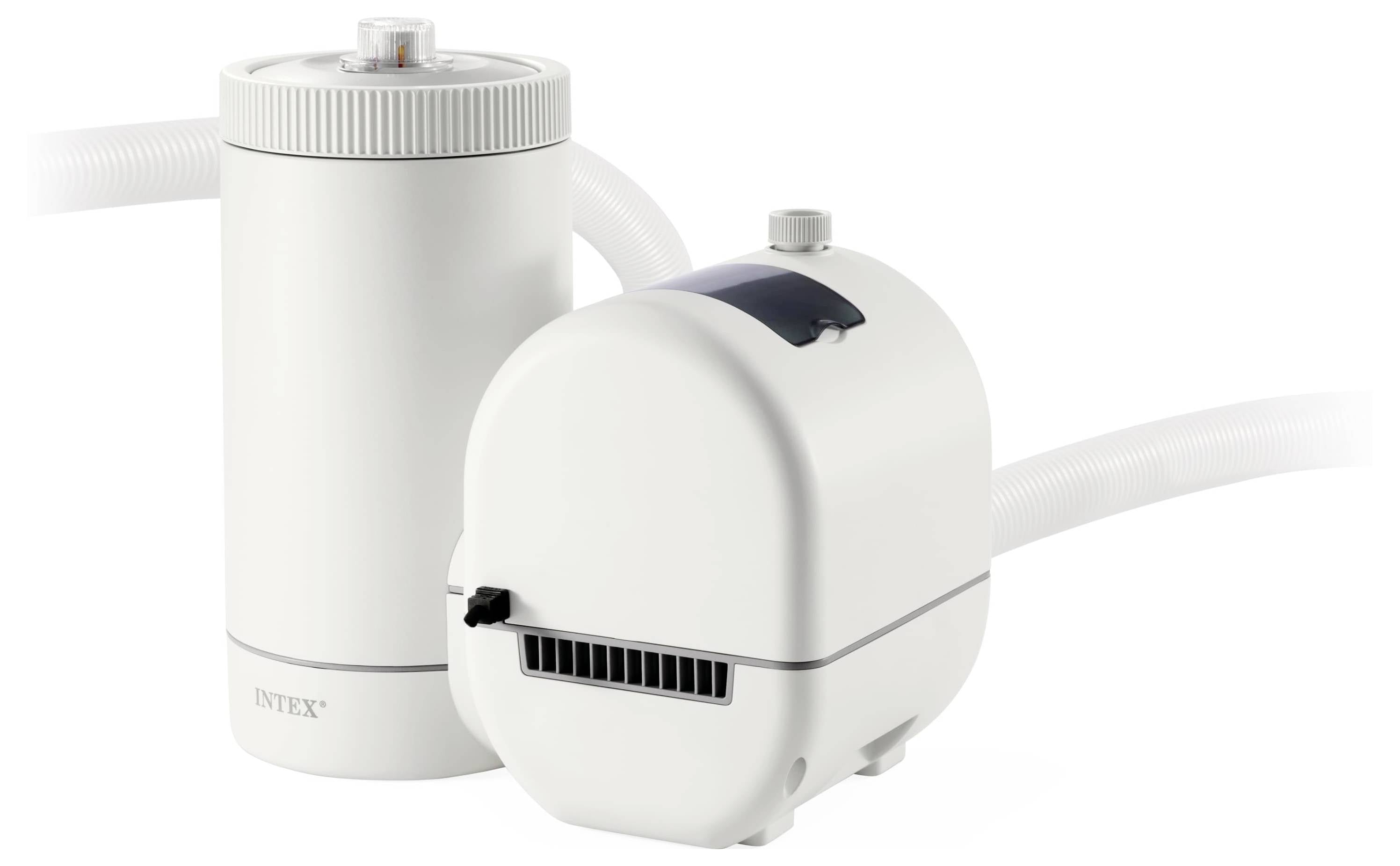 Dwa białe urządzenia do filtracji basenowej ze wężami, stojące obok siebie.