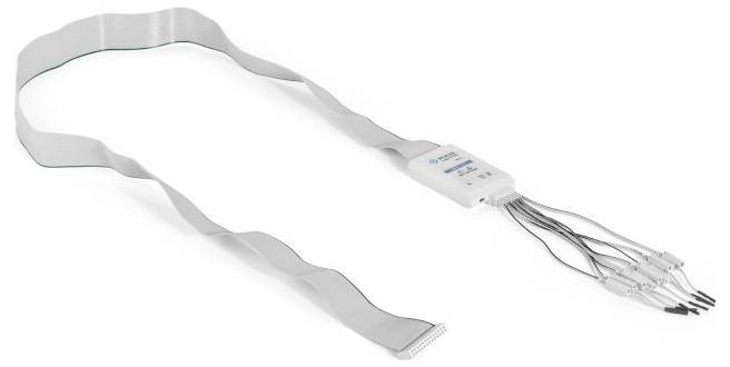 Płaski, falisty przewód wstążkowy z białymi złączami na jednym końcu i kilkoma dwubiegunowymi przyłączami na drugim końcu, odpowiedni do zastosowań elektronicznych.