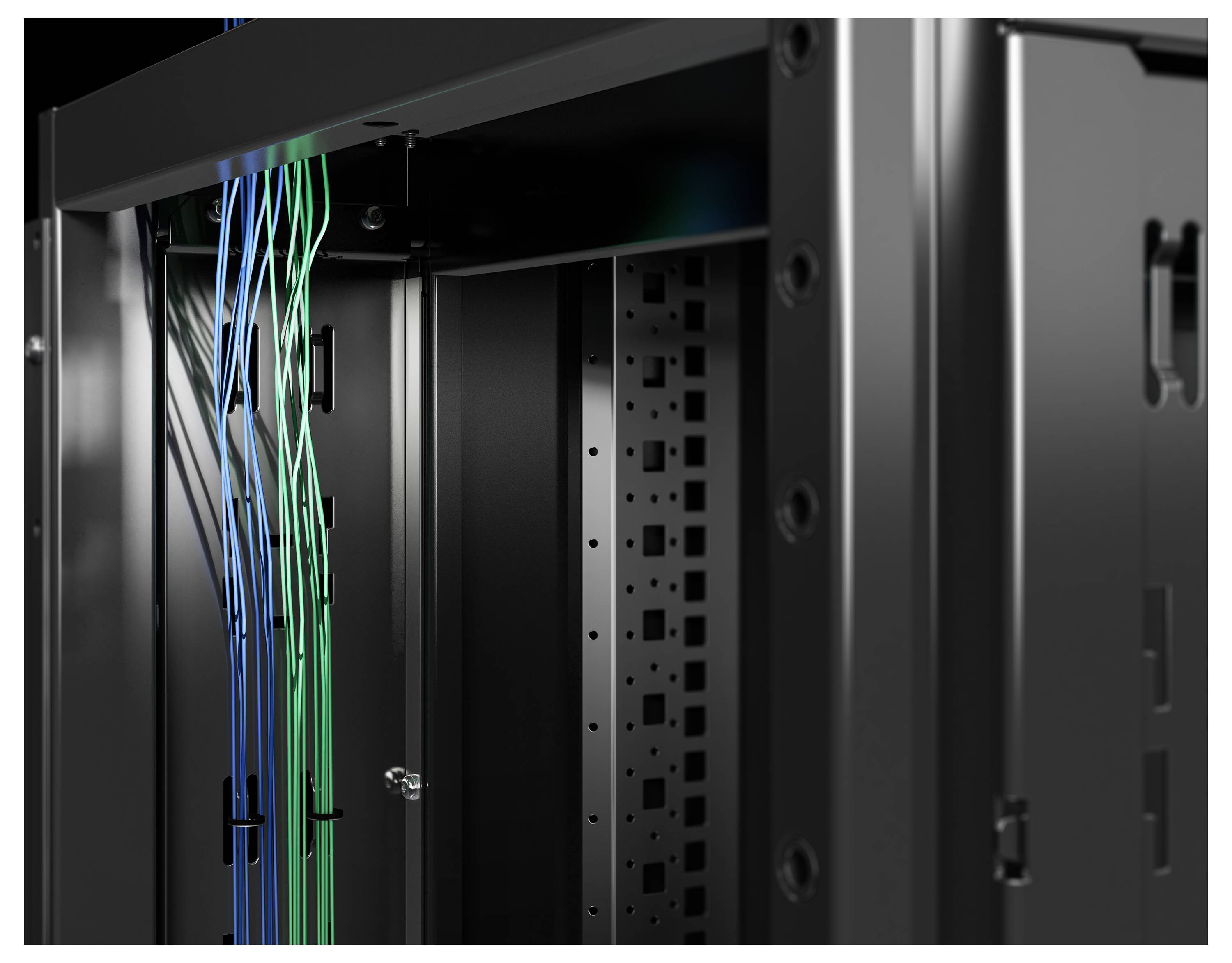 Szafa serwerowa z wieloma kolorowymi kablami biegnącymi w pionie. Częściowo widoczna metalowa rama obramowuje kable.
