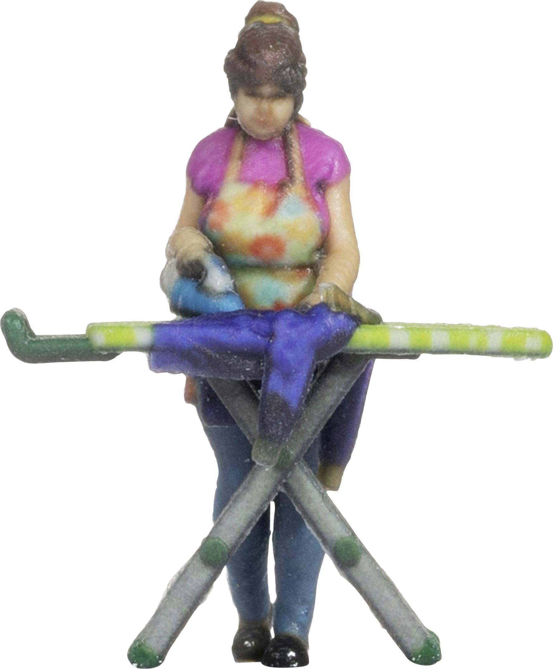 NOCH H0 жінка прасує пофарбовану, стоячи