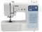 Elektryczna maszyna do szycia z wyświetlaczem i wieloma wzorami ściegów. Kolor główny biały z niebieskimi elementami sterującymi.