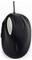 Czarna przewodowa mysz komputerowa o ergonomicznym designie z kółkiem przewijania pośrodku.