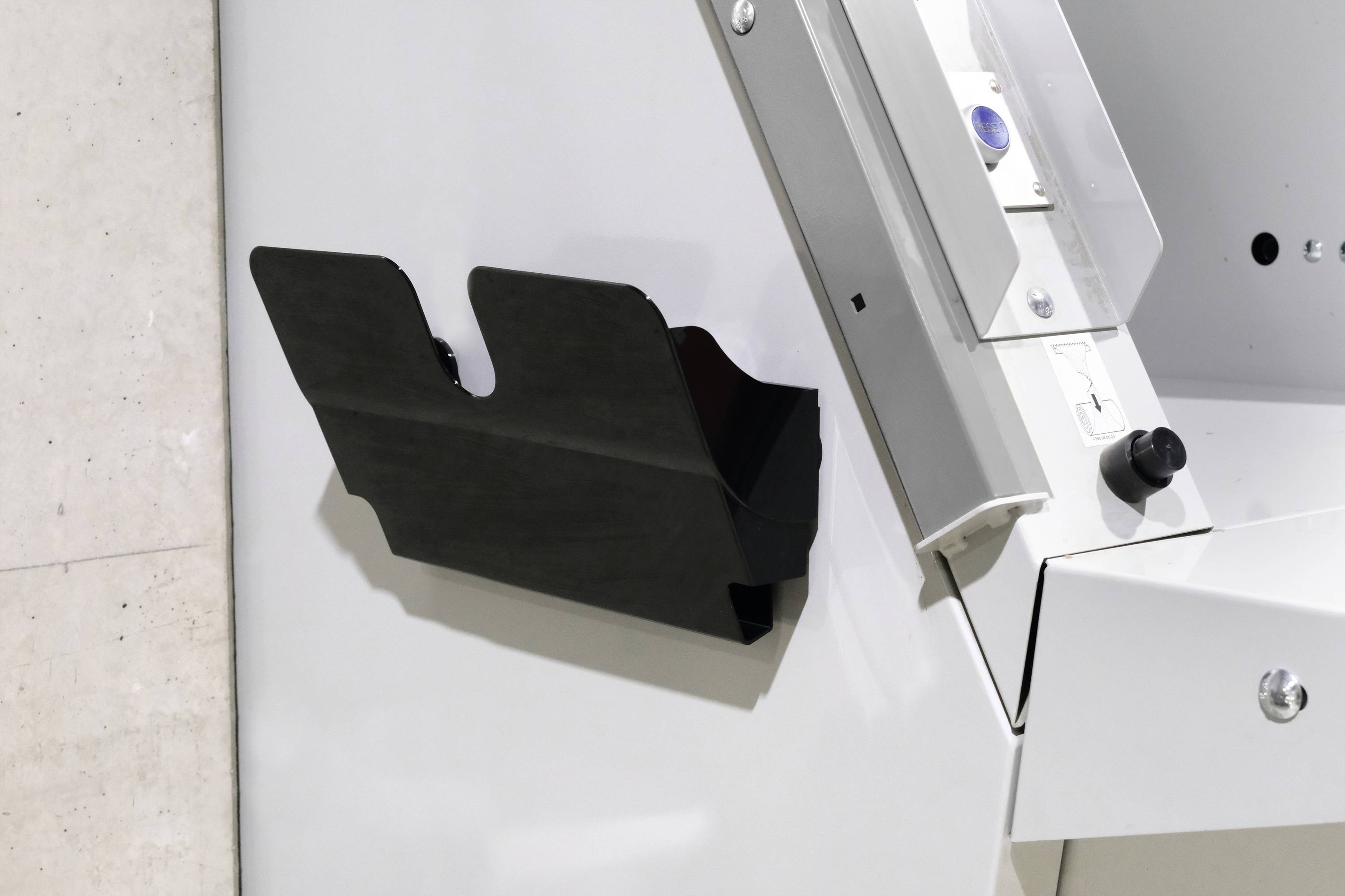 'Czarna podstawka do dokumentów zamocowana przy białym kseografie, obok klawiatury i miejsca wyprowadzania papieru.'