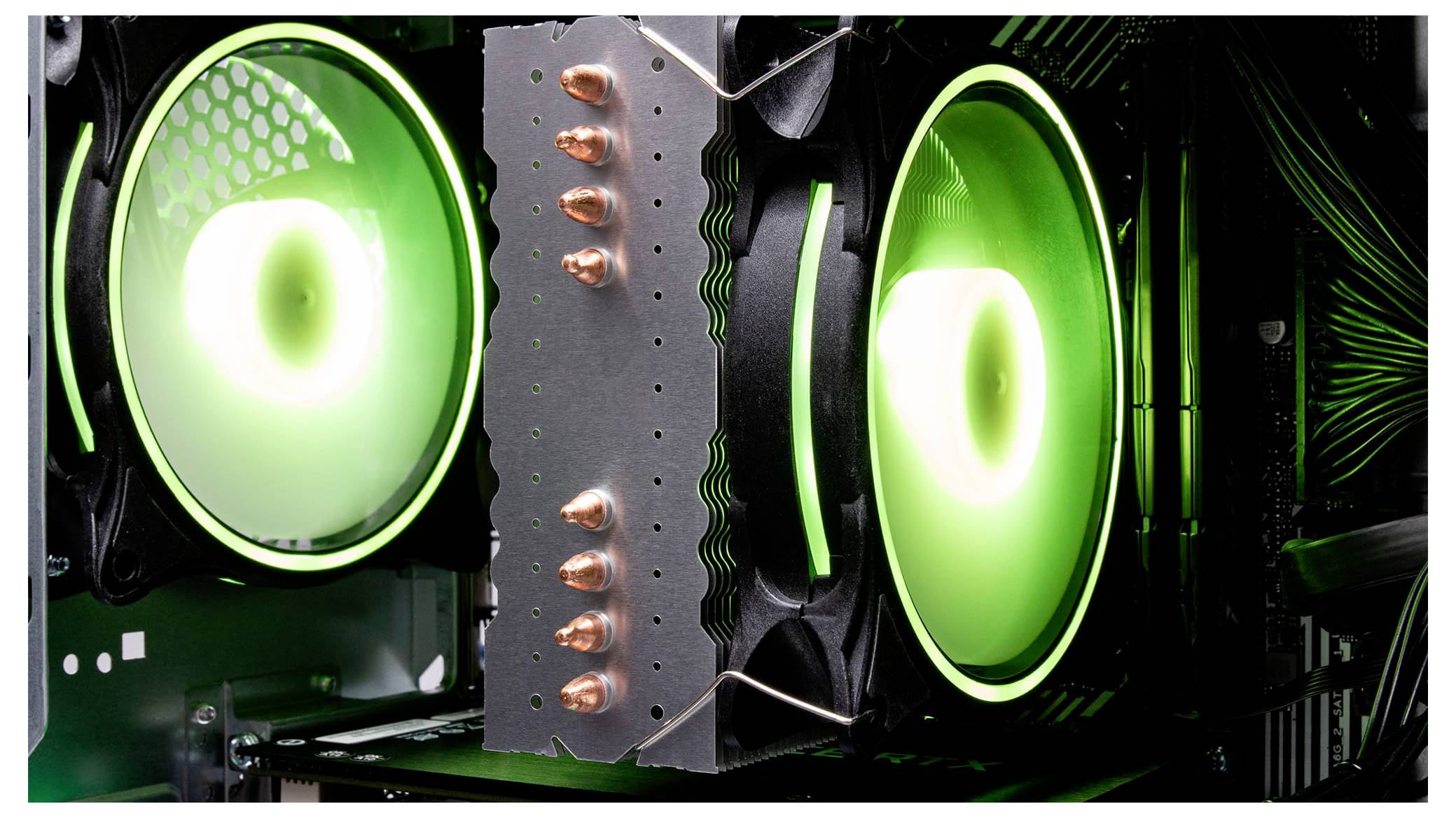 Dwa świecące zielone wentylatory obok radiatora w obudowie komputera, które przyczyniają się do chłodzenia podzespołów.