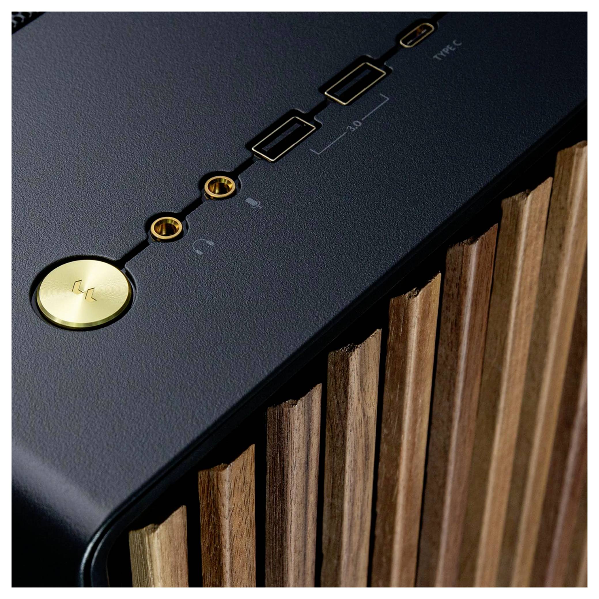 Zbliżenie czarnego urządzenia z trzema portami USB, wejściem na słuchawki i drewnianą obudową z boku.