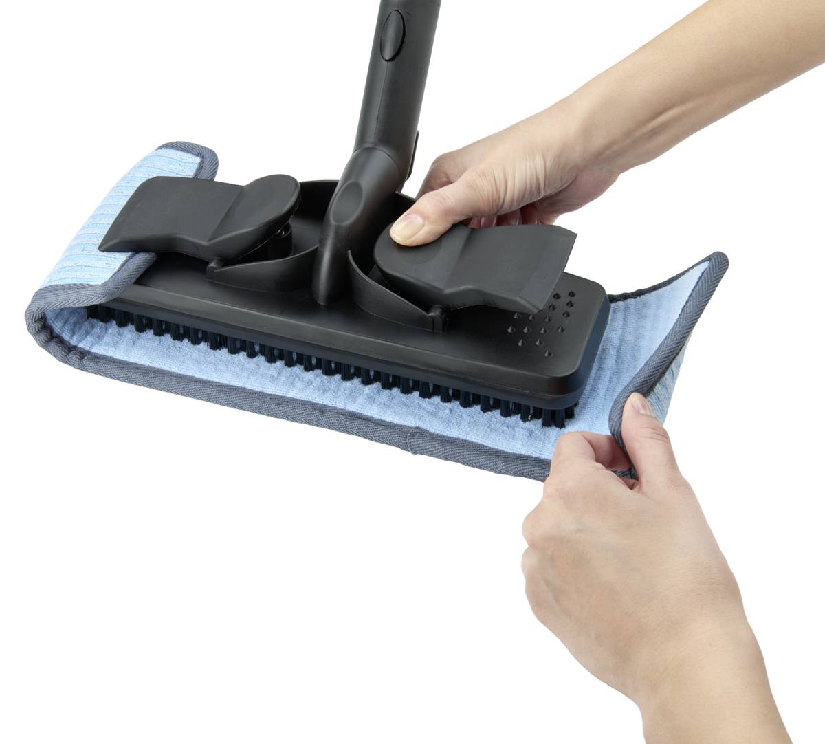 Osoba mocuje niebieską ściereczkę z mikrofibry do mopa, wkładając ją w uchwyt.