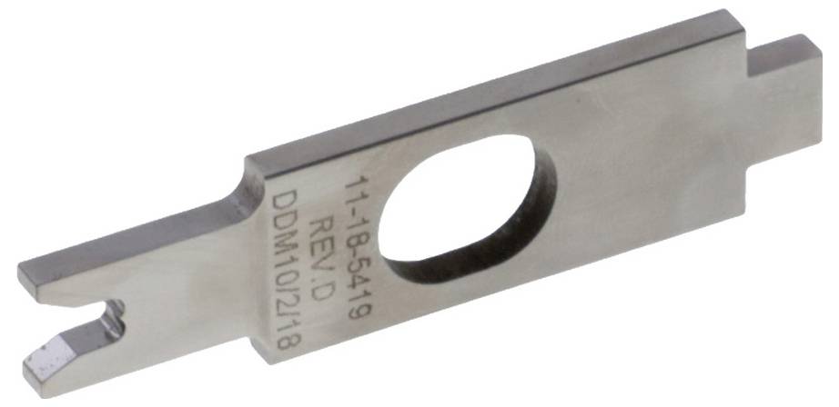 Metalowy element o prostokątnym kształcie, z centralnym owalnym otworem oraz wybitym napisem '11-1865419 REV D DDM 10/2/18'.