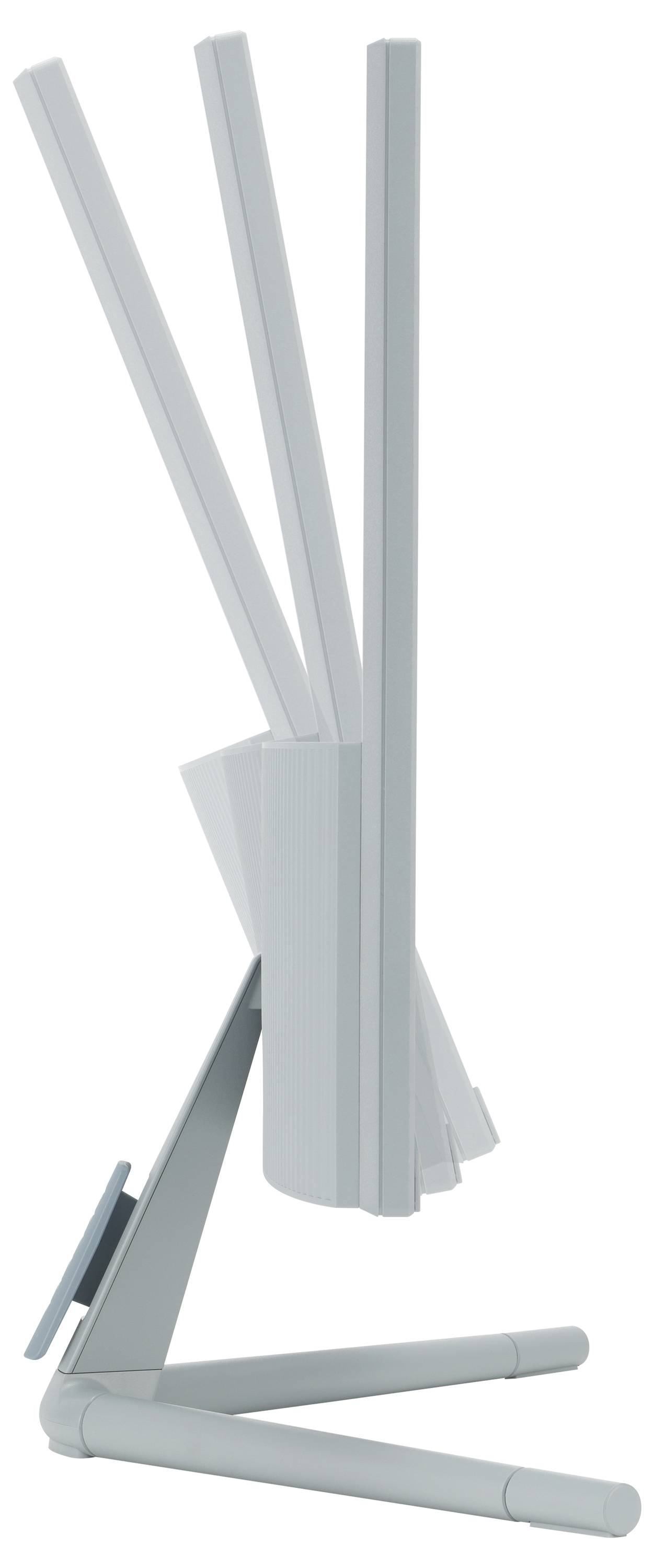 Ekran komputerowy jest pokazany pod różnymi kątami nachylenia, aby zademonstrować elastyczność podstawy monitora.