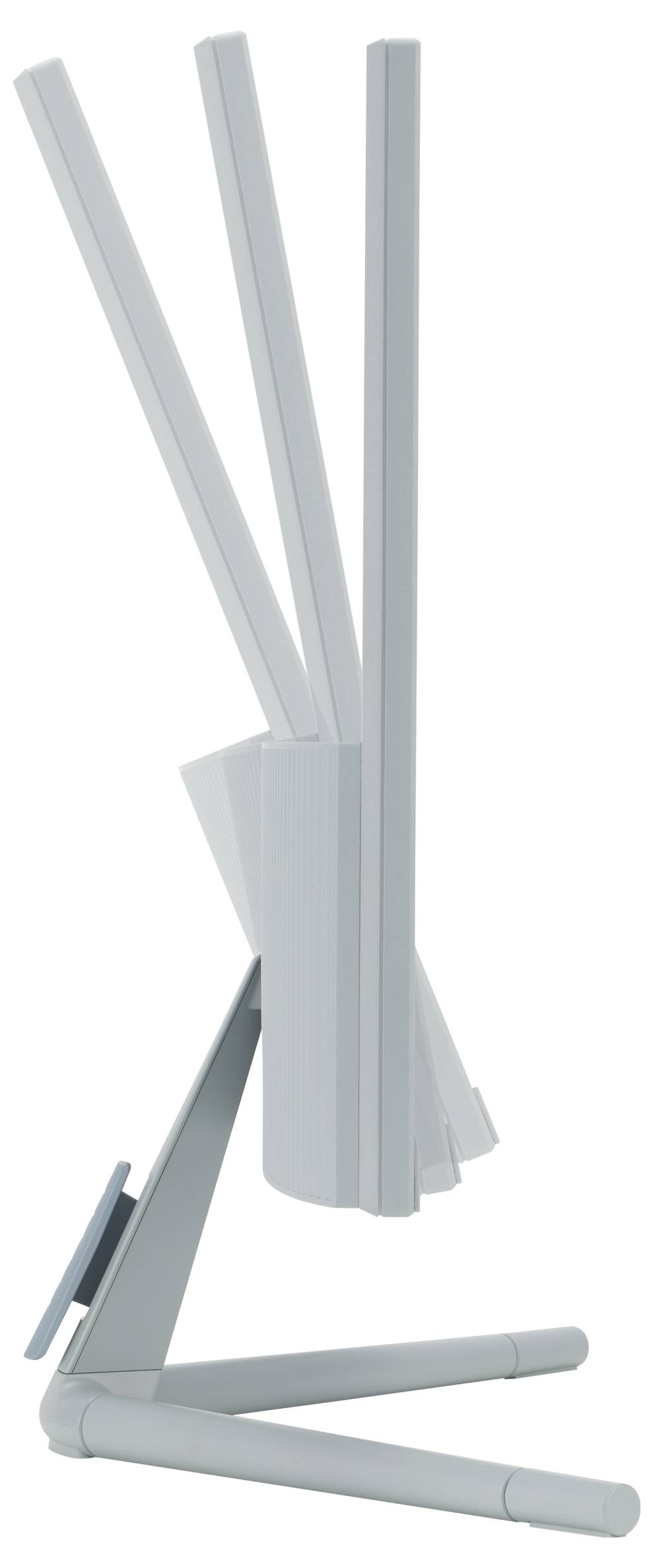 Ekran komputerowy widziany z boku prezentuje kilka różnych kątów nachylenia wyświetlacza, ilustrując jego elastyczną możliwość regulacji.